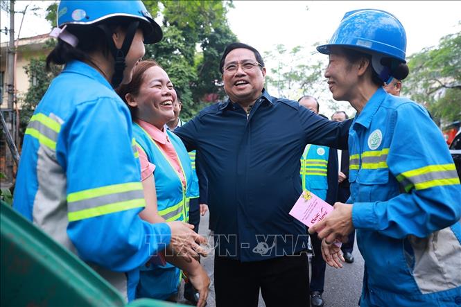 Thủ tướng Phạm Minh Chính thăm, chúc Tết công nhân đang thu gom, vận chuyển, xử lý rác thải khu vực Yên Thế - Nguyễn Thái Học. Ảnh: Dương Giang-TTXVN
