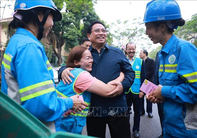 Thủ tướng Phạm Minh Chính thăm, chúc Tết công nhân đang thu gom, vận chuyển, xử lý rác thải khu vực Yên Thế - Nguyễn Thái Học. Ảnh: Dương Giang-TTXVN
