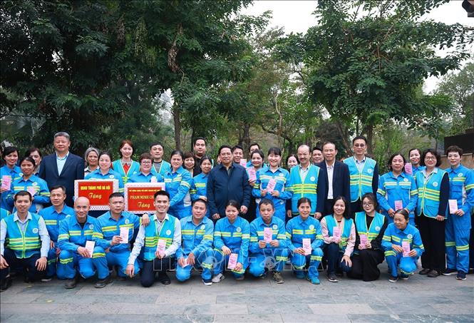 Thủ tướng Phạm Minh Chính thăm, chúc Tết công nhân, người lao động vệ sinh môi trường Hà Nội. Ảnh: Dương Giang-TTXVN
