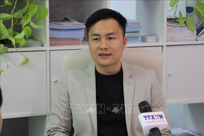 Ông Nguyễn Tuấn Nghĩa - chuyên gia về trí tuệ nhân tạo (AI) được Hiệp hội Kỹ sư Australia phong danh hiệu Tổng công trình sư và là thành viên Hội Trí thức và Chuyên gia Việt Nam tại Australia (VASEA) trả lời phỏng vấn của phóng viên TTXVN. Ảnh: Lê Đạt/PV TTXVN tại Australia