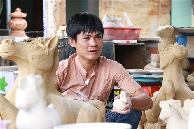 The atmosphere in the pottery workshops is filled with the spirit of Tet. VNA Photo: Khoa Chương