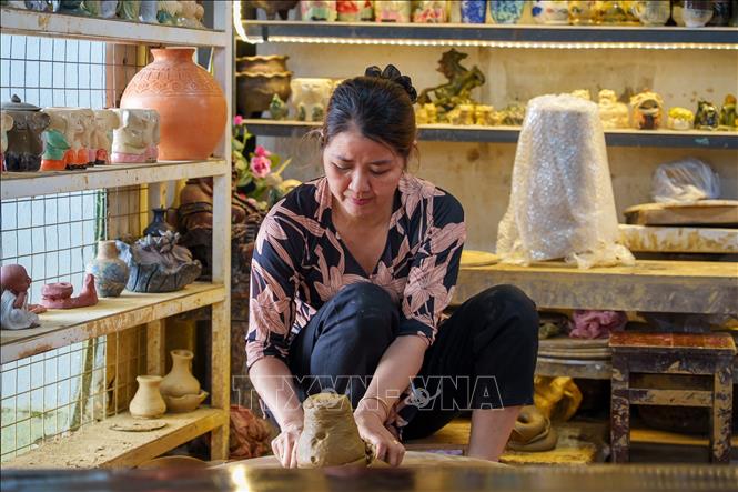 Creating the clay for pottery requires patience and endurance. The skilled hands of the older artisans still tirelessly knead and treat the clay from the Thu Bon River, crafting the finest and most pliable material for the process. VNA Photo: Khoa Chương