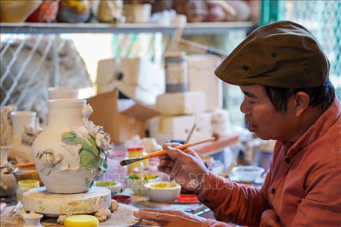 The atmosphere in the pottery workshops is filled with the spirit of Tet. VNA Photo: Khoa Chương