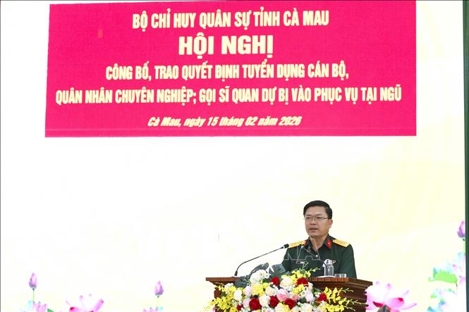 Đại tá Võ Thành Lê, Phó Bí thư Thường trực Đảng ủy, Chính ủy Bộ CHQS tỉnh phát biểu tại hội nghị.  Ảnh: TTXVN phát.