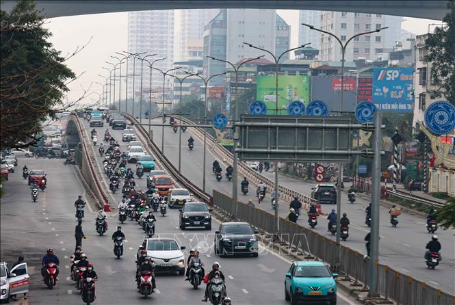 Xe cộ di chuyển thuận lợi qua tuyến đường Giải Phóng. Ảnh: Thanh Tùng - TTXVN 