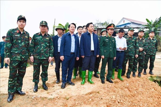 Lãnh đạo địa phương và quân đội chỉ đạo các lực lượng khẩn trương lắp đặt cầu phao tạm qua sông Lô. Ảnh: Nguyễn Văn Cảnh - TTXVN