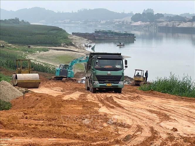 Lực lượng quân đội khẩn trương lắp đặt cầu phao tạm qua sông Lô. Ảnh: Nguyễn Văn Cảnh - TTXVN