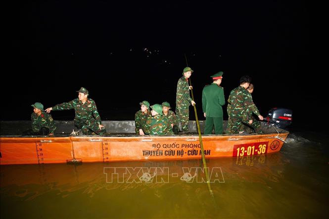 Lực lượng quân đội khẩn trương lắp đặt cầu phao tạm qua sông Lô. Ảnh: Nguyễn Văn Cảnh - TTXVN