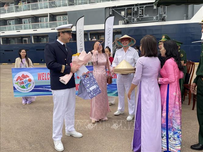 Lãnh đạo Sở Văn hoá, Thể thao và Du lịch tỉnh Gia Lai tặng quà lưu niệm cho du khách đến với tỉnh Gia Lai nhân dịp Xuân Bính Ngọ 2026. Ảnh: TTXVN phát