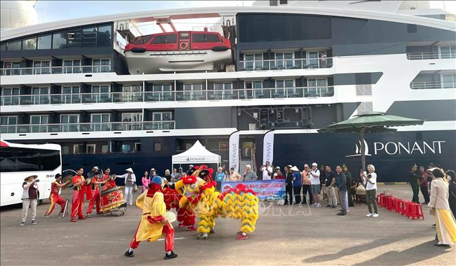Lãnh đạo Sở Văn hoá, Thể thao và Du lịch tỉnh Gia Lai đón và tặng quà lưu niệm cho du khách đến với tỉnh Gia Lai nhân dịp Xuân Bính Ngọ 2026. Ảnh: TTXVN phát