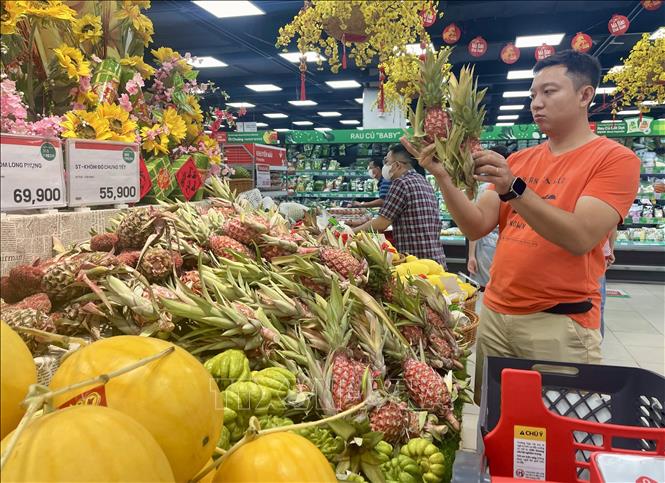 Nhiều loại trái cây độc đáo như dứa đuôi phụng, dưa vàng hút khách tại các siêu thị ở TP. Hồ Chí Minh. Ảnh: Hương Giang - TTXVN