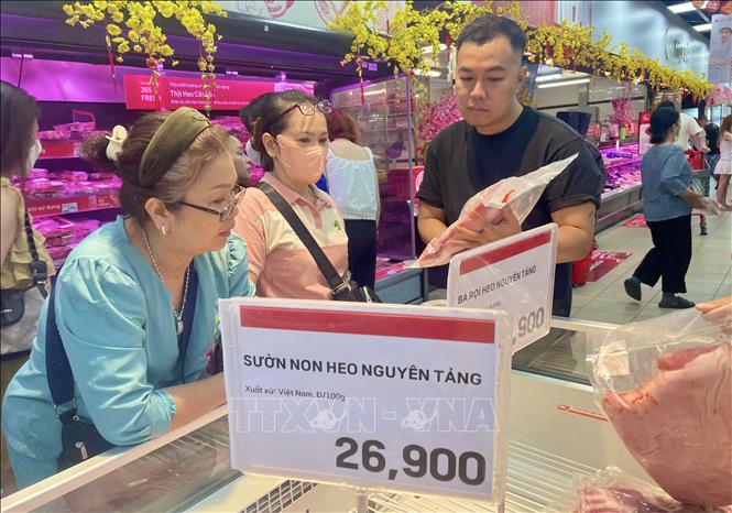 Thực phẩm tươi sống có sức tiêu thụ mạnh, tăng 40 - 50% so với ngày thường. Ảnh: Hương Giang - TTXVN