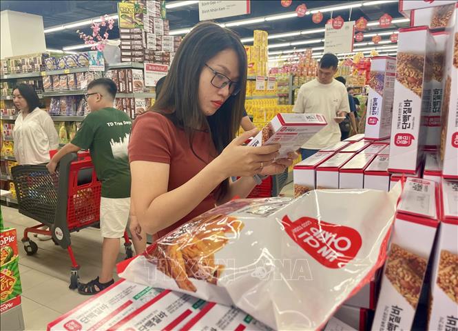 Bánh kẹo, nước giải khát là nhóm hàng có sức tiêu thụ mạnh tại các hệ thống siêu thị. Ảnh: Hương Giang - TTXVN