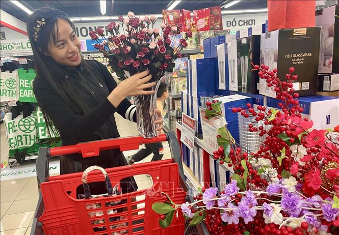 Sản phẩm trang trí nhà cửa, các sét hoa giả chất liệu thân thiện môi trường thu hút người tiêu dùng. Ảnh: Hương Giang - TTXVN
