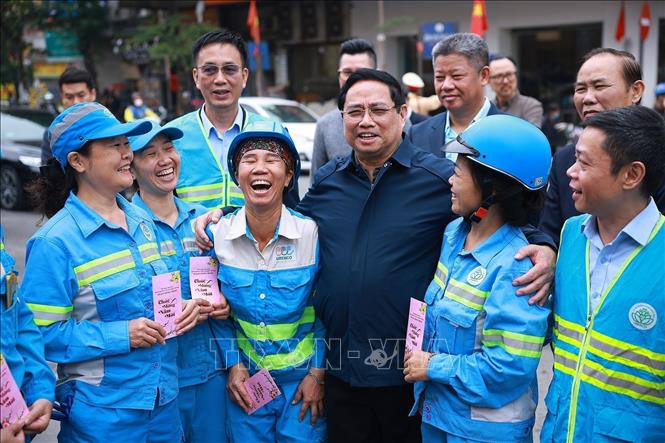 Prime Minister Pham Minh Chinh on February 15 visits and extends Tet greetings to environmental sanitation workers in Hanoi, offering encouragement and outlining key tasks for the year ahead. VNA Photo: Dương Giang

