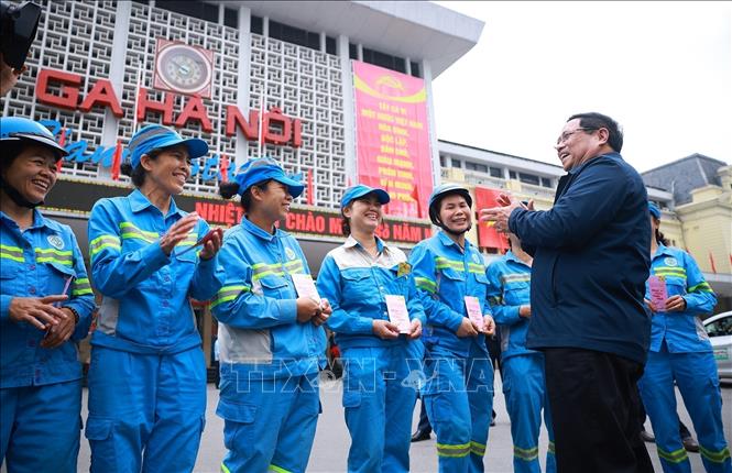 Prime Minister Pham Minh Chinh on February 15 visits and extends Tet greetings to environmental sanitation workers in Hanoi, offering encouragement and outlining key tasks for the year ahead. VNA Photo: Dương Giang