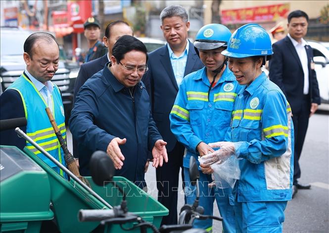 Prime Minister Pham Minh Chinh on February 15 visits and extends Tet greetings to environmental sanitation workers in Hanoi, offering encouragement and outlining key tasks for the year ahead. VNA Photo: Dương Giang