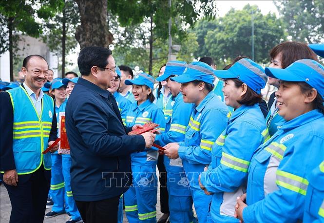 Prime Minister Pham Minh Chinh on February 15 visits and extends Tet greetings to environmental sanitation workers in Hanoi, offering encouragement and outlining key tasks for the year ahead. VNA Photo: Dương Giang