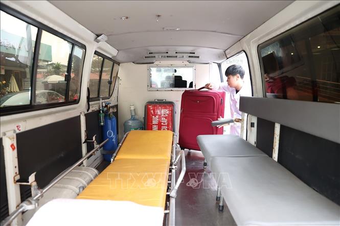 Bệnh viện bố trí 01 xe cứu thương và 01 lái xe thường trực tại khu vực Công viên Long Biên để sẵn sàng tiếp nhận, vận chuyển người bệnh khi có tình huống cấp cứu. Thời gian thực hiện: từ 06 giờ 00 phút sáng ngày 30 Tết đến 01 giờ 00 phút sáng ngày mùng 1 Tết. Ảnh: Minh Quyết - TTXVN