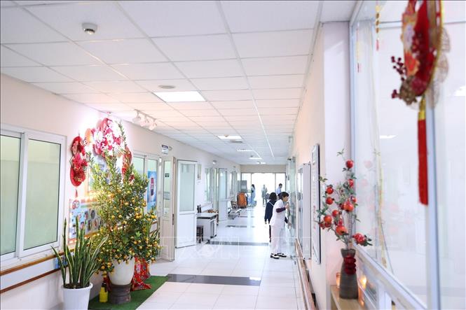 Tại Khoa Chấn thương chỉnh hình, một trong những khoa có đông bệnh nhân điều trị dài ngày, dự kiến dịp Tết năm nay sẽ có khoảng 30 người ở lại viện. Ảnh: Minh Quyết - TTXVN