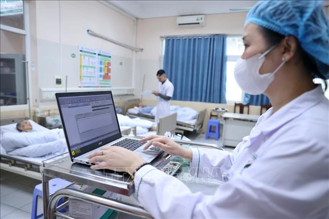 Tại Khoa Chấn thương chỉnh hình, một trong những khoa có đông bệnh nhân điều trị dài ngày, dự kiến dịp Tết năm nay sẽ có khoảng 30 người ở lại viện. Ảnh: Minh Quyết - TTXVN