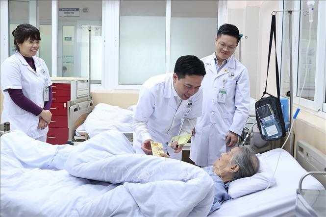 Những món quà nhỏ, những phong bao lì xì mừng tuổi cùng không khí xuân được chuẩn bị từ sớm tại Bệnh viện Đa khoa Đức Giang đã giúp bệnh nhân có thêm niềm tin, thêm động lực để vượt qua bệnh tật. Ảnh: Minh Quyết - TTXVN