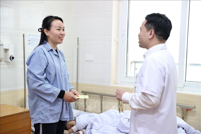 Những món quà nhỏ, những phong bao lì xì mừng tuổi cùng không khí xuân được chuẩn bị từ sớm tại Bệnh viện Đa khoa Đức Giang đã giúp bệnh nhân có thêm niềm tin, thêm động lực để vượt qua bệnh tật. Ảnh: Minh Quyết - TTXVN