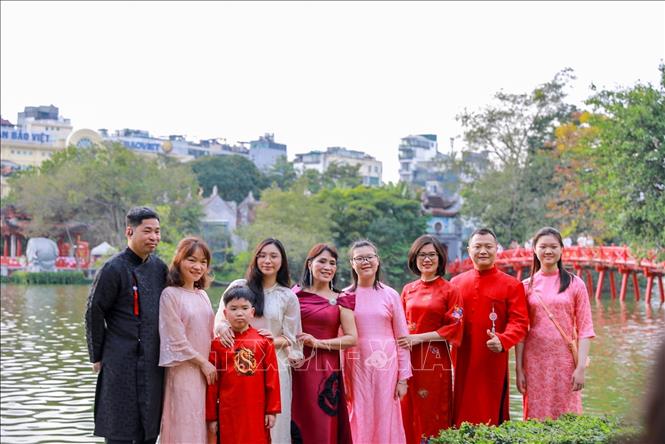 Rất đông người dân và du khách chọn khu vực xung quanh Hồ Hoàn Kiếm để vui chơi chiều 28 Tết. Ảnh: Khánh Hoà - TTXVN