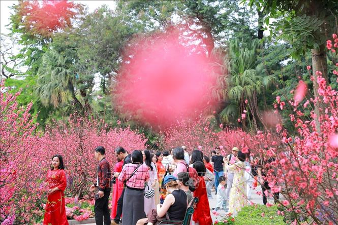 Rất đông người dân và du khách chọn khu vực xung quanh Hồ Hoàn Kiếm để vui chơi chiều 28 Tết. Ảnh: Khánh Hoà - TTXVN