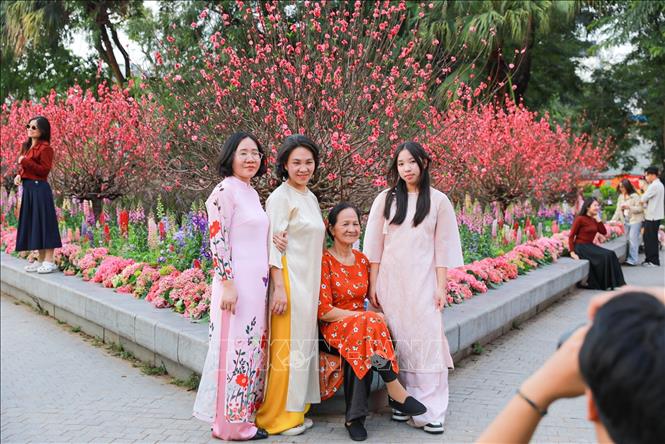 Rất đông người dân và du khách chọn khu vực xung quanh Hồ Hoàn Kiếm để vui chơi chiều 28 Tết. Ảnh: Khánh Hoà - TTXVN