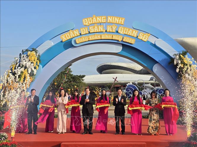 Các đại biểu cắt băng Khai mạc Đại lộ hoa và công nghệ ánh sáng năm Bính Ngọ của Quảng Ninh.  Ảnh: Thanh Vân-TTXVN 