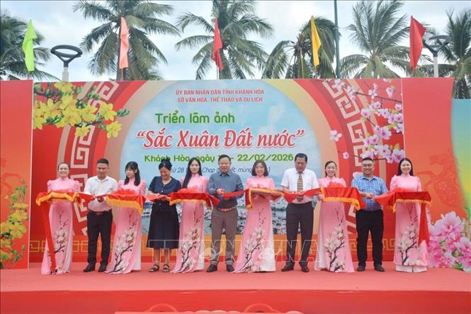 Các đại biểu cắt băng khai mạc triển lãm ảnh với chủ đề 