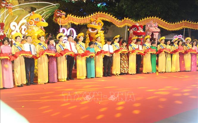 Các đại biểu thực hiện nghi thức khai mạc. Ảnh: Mỹ Phương – TTXVN.