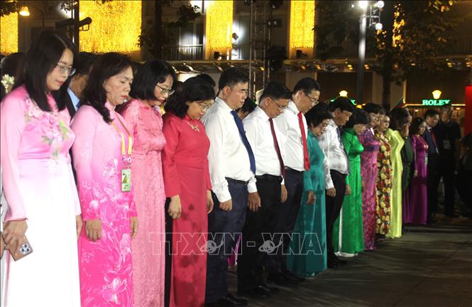 Các đại biểu tham dự nghi thức dâng hoa tượng Hồ Chủ tịch tại lễ khai mạc. Ảnh: Mỹ Phương – TTXVN.