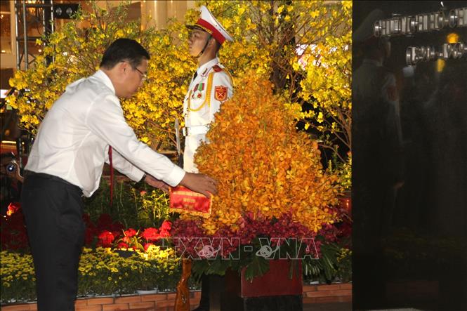 Đồng chí Lê Quốc Phong, Ủy viên Trung ương Đảng, Phó Bí thư thường trực Thành ủy TP. Hồ Chí Minh thực hiện nghi thức dâng hoa tượng Hồ Chủ tịch tại lễ khai mạc. Ảnh: Mỹ Phương – TTXVN.