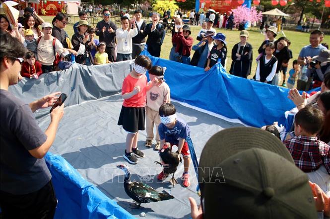 Các em nhỏ thích thú với trò chơi 