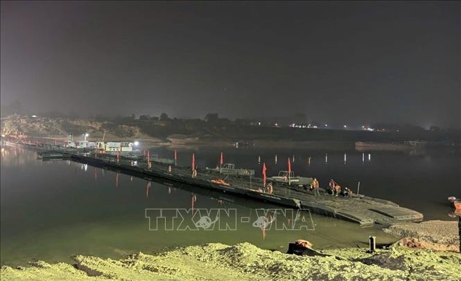 Cầu phao tạm qua sông Lô đã hoàn thành lắp đặt. Ảnh: Nguyễn Văn Cảnh - TTXVN