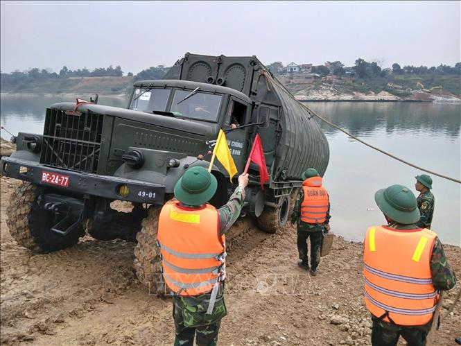 Lữ đoàn 249 (Binh chủng Công binh) tiến hành lắp đặt cầu phao qua sông Lô. Ảnh: Nguyễn Thảo - TTXVN