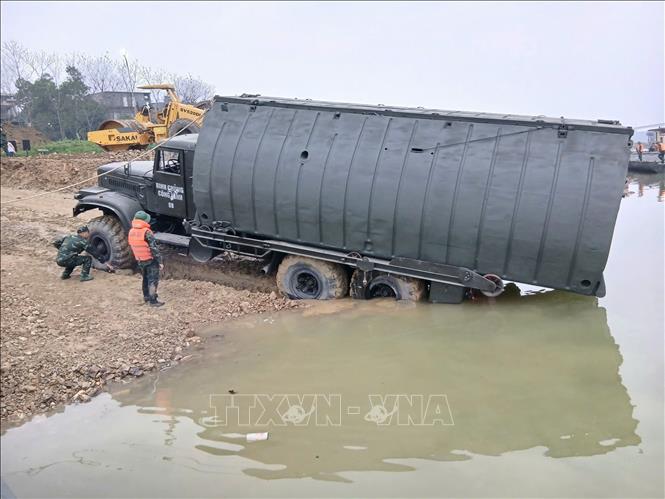 Theo dự kiến, cầu phao có chiều dài 229m, mặt cầu rộng 6m, kết cấu cầu phao nổi. Ảnh: Nguyễn Thảo - TTXVN