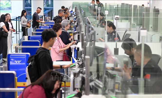 Hành khách tại sân bay quốc tế ở Hải Khẩu, tỉnh Hải Nam, Trung Quốc. Ảnh: THX/TTXVN