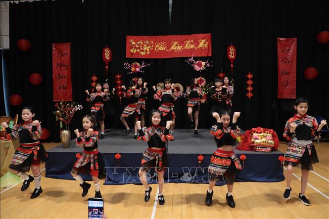 Tiết mục múa hát trong trang phục dân tộc của thiếu nhi gốc Việt tại lễ hội. Ảnh: Phong Hà - PV TTXVN tại Anh