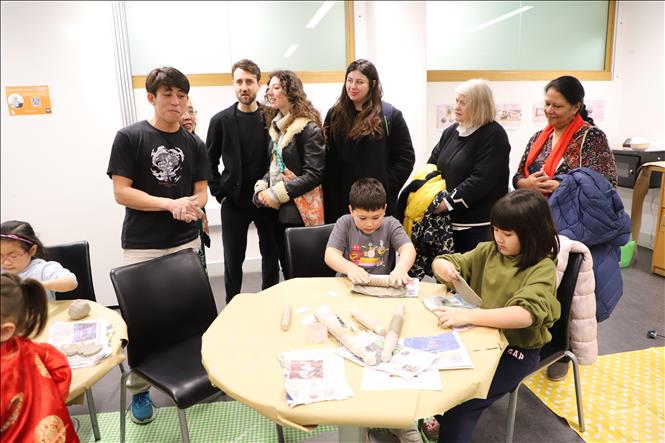 Khách mời tham quan khu nặn đất sét của các em nhỏ. Ảnh: Phong Hà - PV TTXVN tại Anh