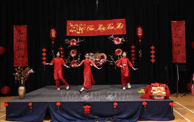 Các em nhỏ biểu diễn tiết mục văn nghệ trong trang phục áo dài truyền thống Việt Nam. Ảnh: Phong Hà - TTXVN tại Anh