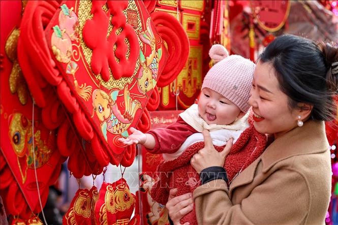 Người dân chọn mua đồ trang trí Tết tại tỉnh Cam Túc, Trung Quốc. Ảnh: THX/TTXVN