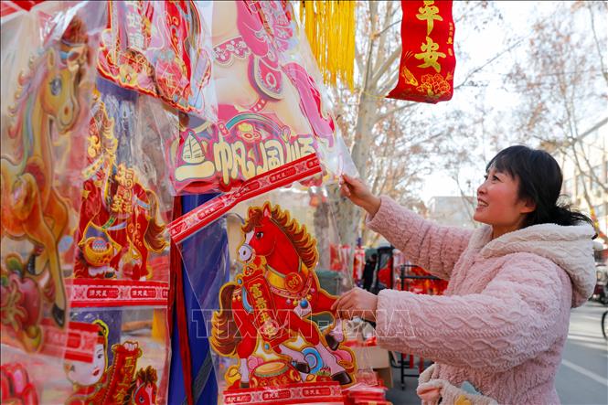 Người dân chọn mua đồ trang trí Tết tại tỉnh Hà Nam, Trung Quốc. Ảnh: THX/TTXVN