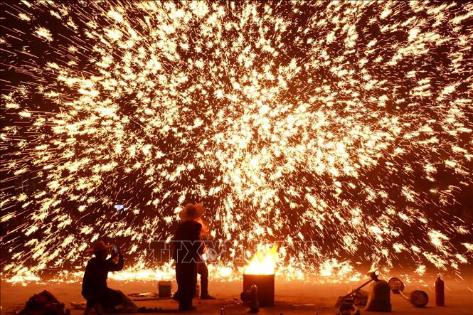 Biểu diễn đả thiết hoa (đánh hoa sắt) đón Tết Nguyên đán tại tỉnh Hà Nam, Trung Quốc. Ảnh: THX/TTXVN