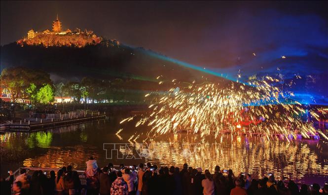 Biểu diễn đả thiết hoa (đánh hoa sắt) đón Tết Nguyên đán tại tỉnh Giang Tô, Trung Quốc. Ảnh: THX/TTXVN