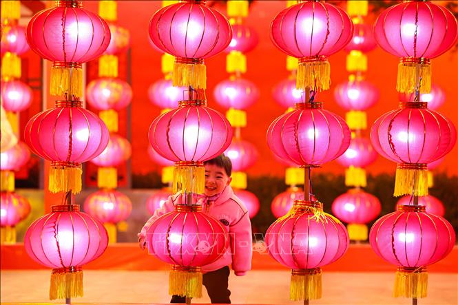 Đèn lồng được thắp sáng rực rỡ đón Tết Nguyên đán tại tỉnh Cam Túc, Trung Quốc. Ảnh: THX/TTXVN