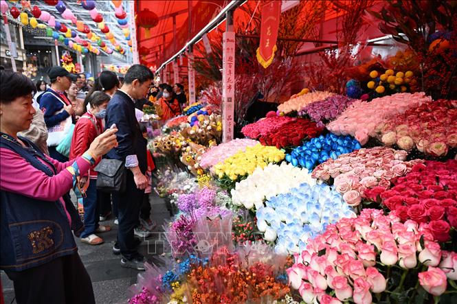 Người dân thăm chợ hoa Tết tại tỉnh Quảng Đông, Trung Quốc. Ảnh: THX/TTXVN