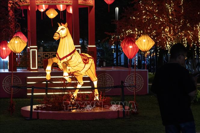 Đèn lồng được thắp sáng rực rỡ đón Tết Nguyên đán tại Jakarta, Indonesia. Ảnh: THX/TTXVN